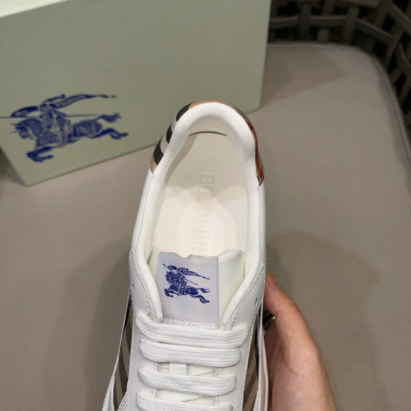 [Burberry] Top P: 680💰Size: 38-44 (45.46 custom-made) Burberry official website synchronized men's classic low-top sneakers | Made of original first-layer cowhide | Decorated with renewed brand logo | First-layer cowhide lining | Heel decorated with Burberry letter embossed logo | Original TPU outsole.